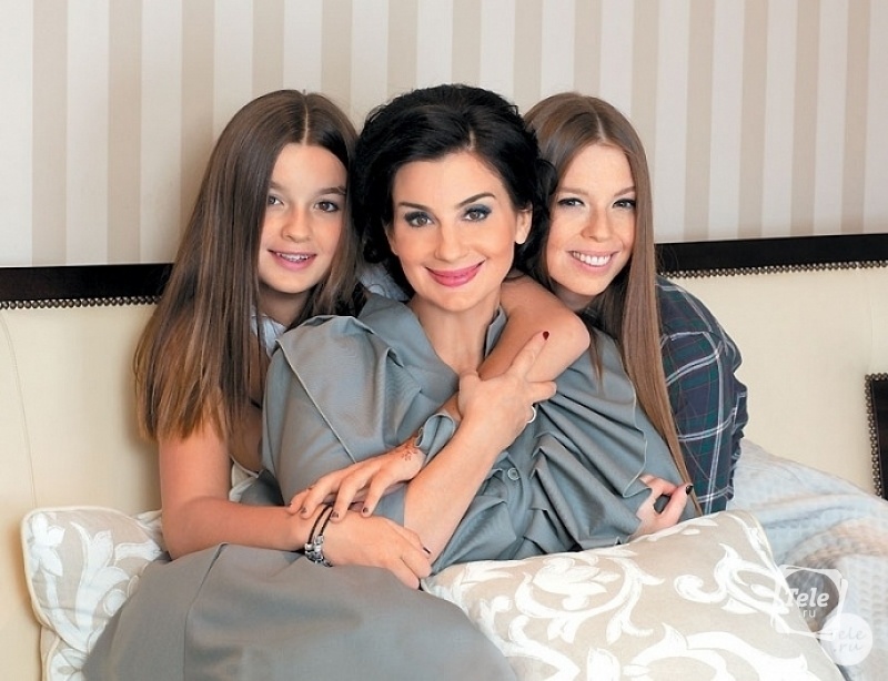 Екатерина Стриженова с дочками