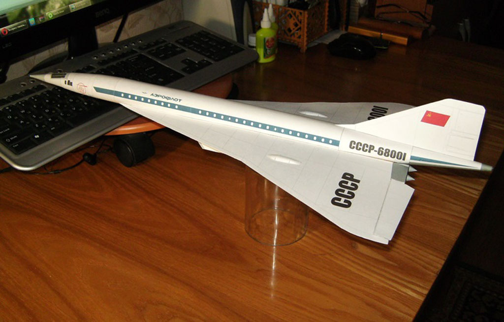 Стендовая модель советского сверхзвукового авиалайнера ТУ-144 в масштабе 1/144