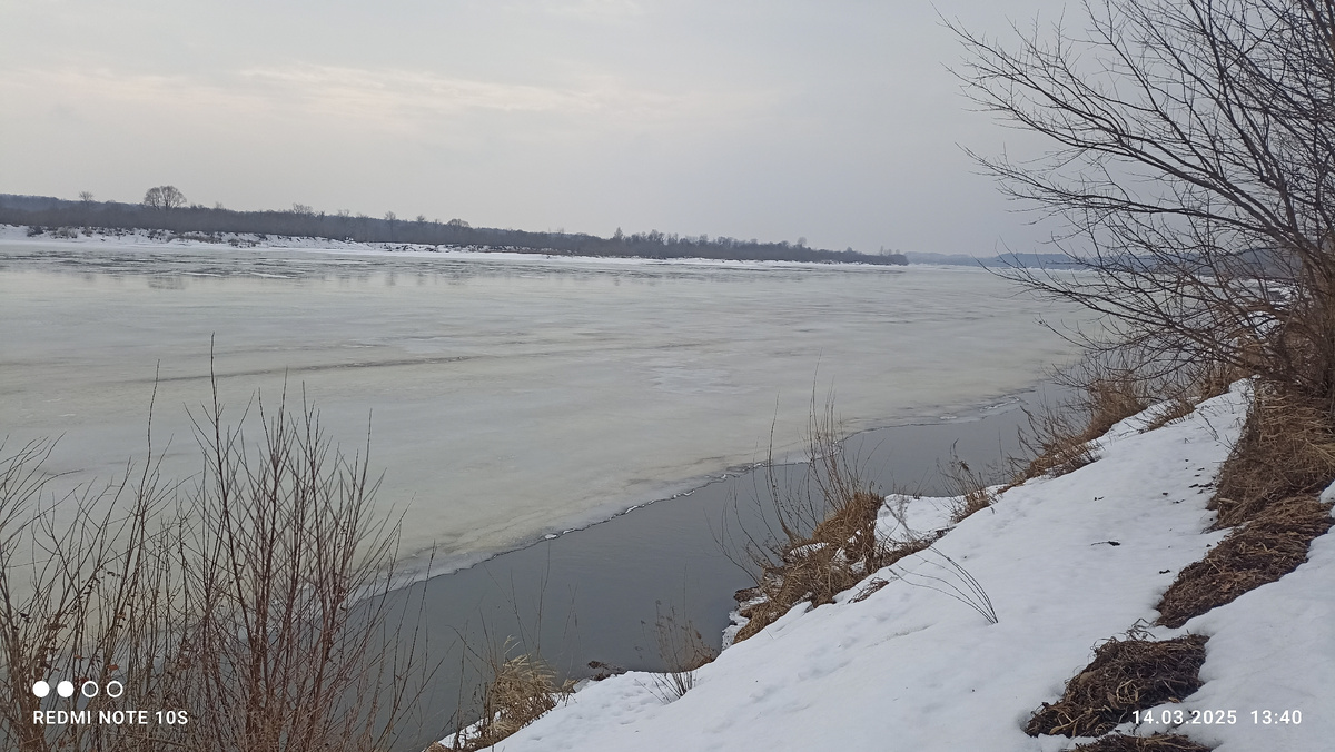 Лед на Вятке. Пасмурно. Фото автора.