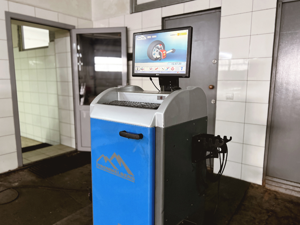 Современный стенд проверки и настройки развал-схождения