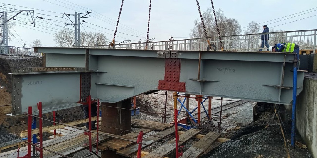 На путепроводе по улице Марата в Кемерове приступили к установке будущего моста на опоры