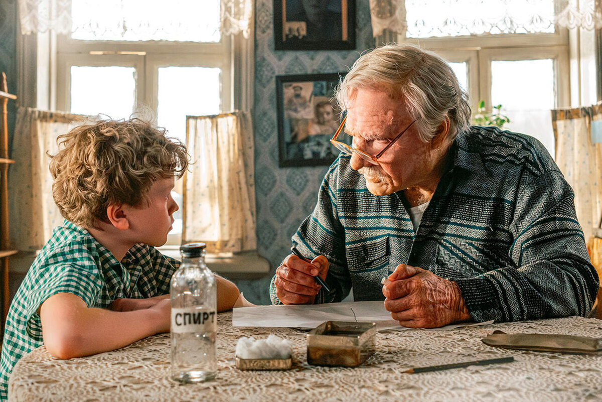    Илья Учитель: «На роль деда мы сначала пробовали подходящих по возрасту актеров. Но под них было очень трудно подобрать кого-то молодого. Поэтому решили искать артиста, который будет существовать в двух возрастных категориях» Внук (Андрей Андреев) и дед (Евгений Цыганов) Пресс-служба кинокомпании «Централ Партнершип»