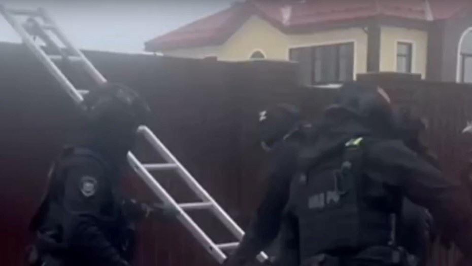    Штурм нарколаборатории в арендованном доме в одном из посёлков в Ломоносовском районе Ленобласти, март 2025 года. Снимок с видео, максимально возможное качество. Автор фото: Пресс-служба МВД России