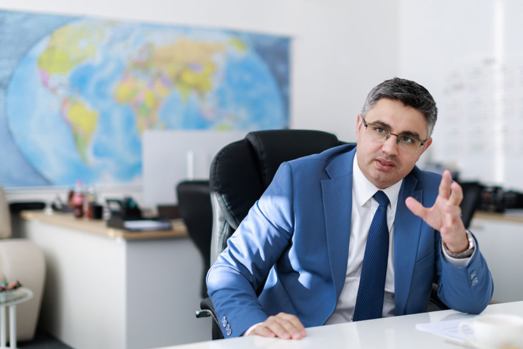    Искандер Бариев: «Нашим выпускникам, которые хотят заниматься наукой после завершения обучения, мы предлагаем зарплату сразу больше 100 тысяч рублей, иначе будем неконкурентоспособны с IT-компаниями».   
Фото: Сергей Елагин