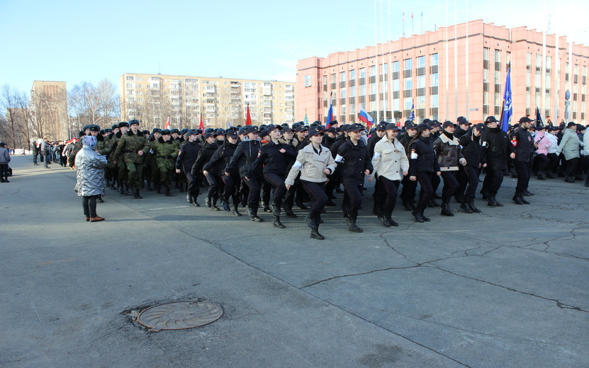  Подготовка к празднованию Дня Победы на площади возле здания администрации города. Фото: Максим Александров