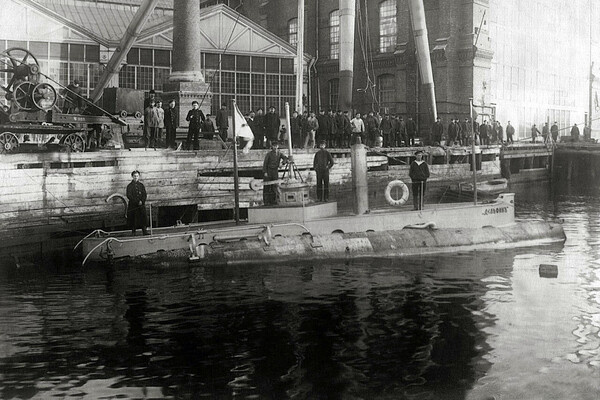 Подводная лодка «Дельфин» на модернизации, 1903 год / Wikimedia Commons 