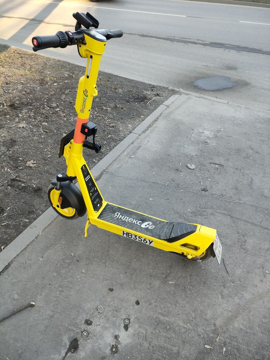 Прокатный электросамокат Яндекса