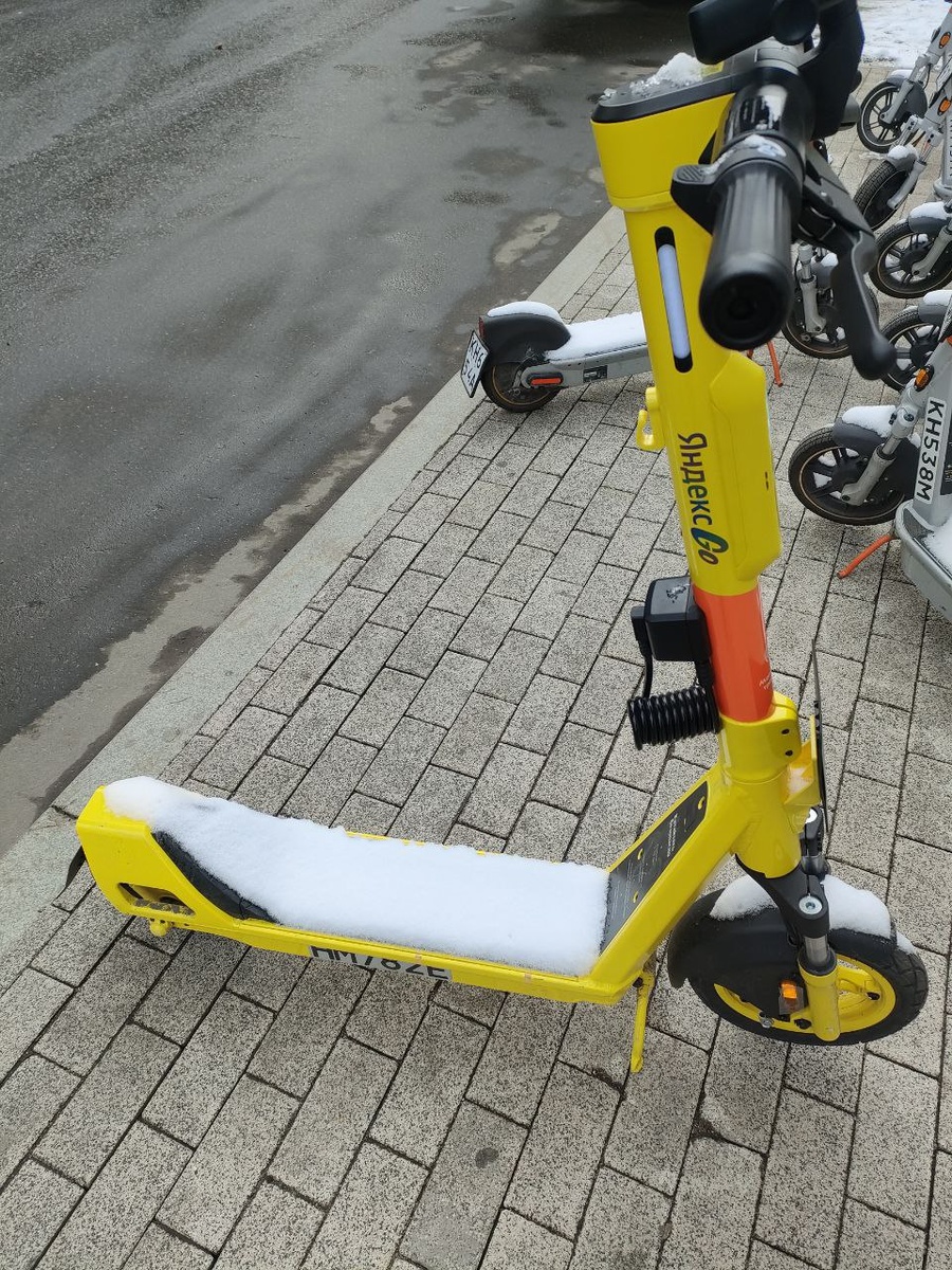 Электросамокат в снегу