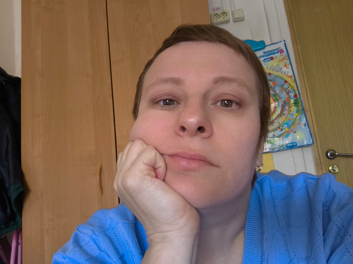 Тифлокомментарий. Селфи. Сижу в классе, подпёрла лицо рукой