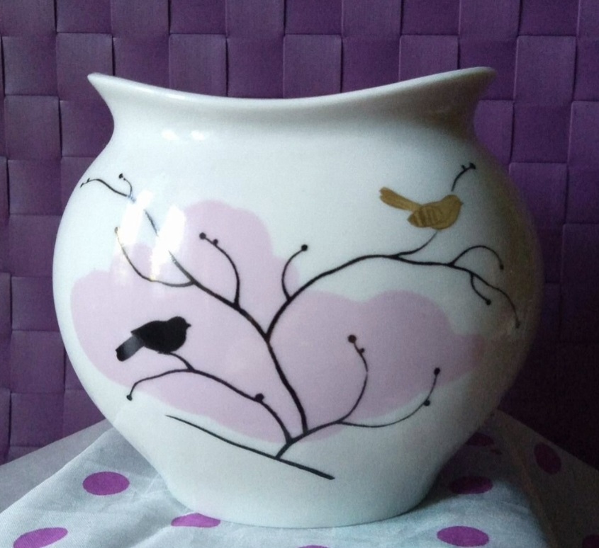 Из открытых источников. Я сразу представила ее в качестве вазочки для цветов небольших.