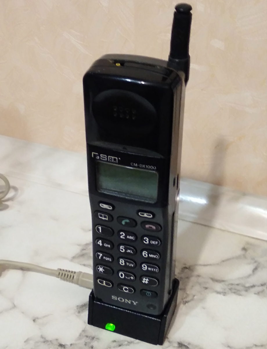 Мобильник SONY CM-DX1000 из начала нулевых так и не ожил после спячки продожительностью почти в четверть века.