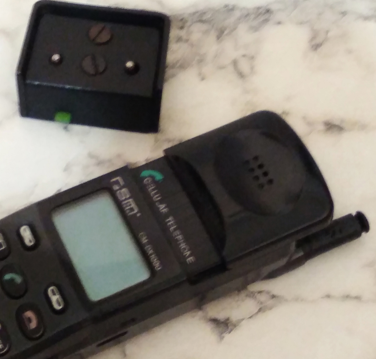 Со сдвинутым динамиком - слайдером...