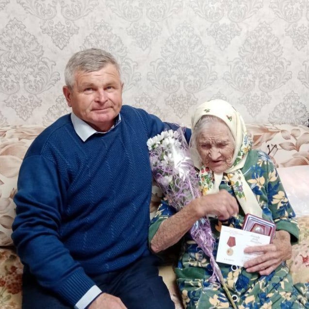    В Бугурусланском районе вручили юбилейную медаль Анне Васильевне Обмоловой Белов Михаил Александрович