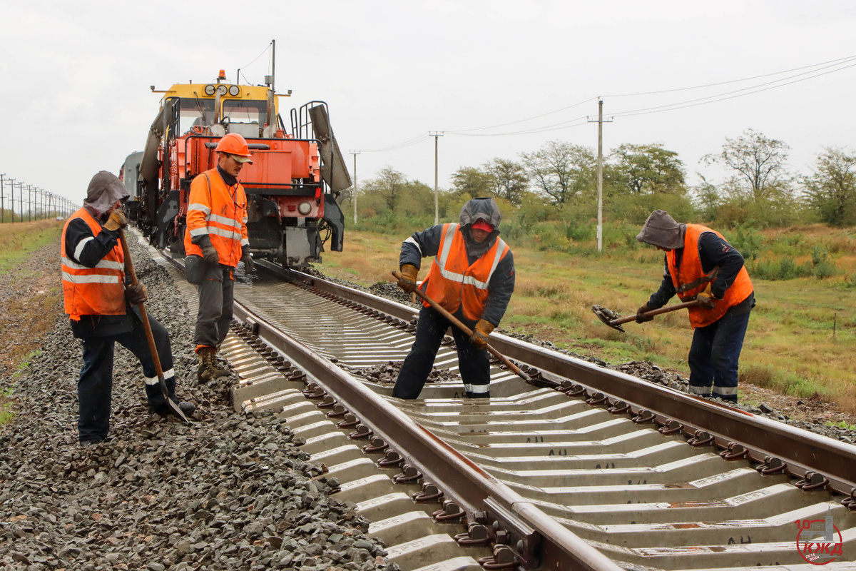 © Пресс-служба Крымской железной дороги / crimearw.ru (Замена рельсошпальной решетки на участке Владиславовка – Петрово, где в скором времене появится второй путь)