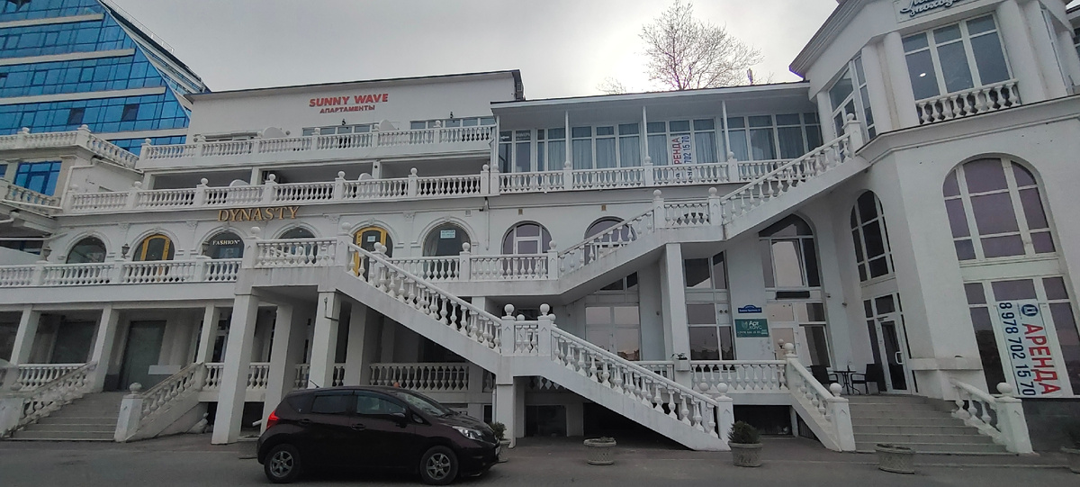 Это вход. Лестница справа