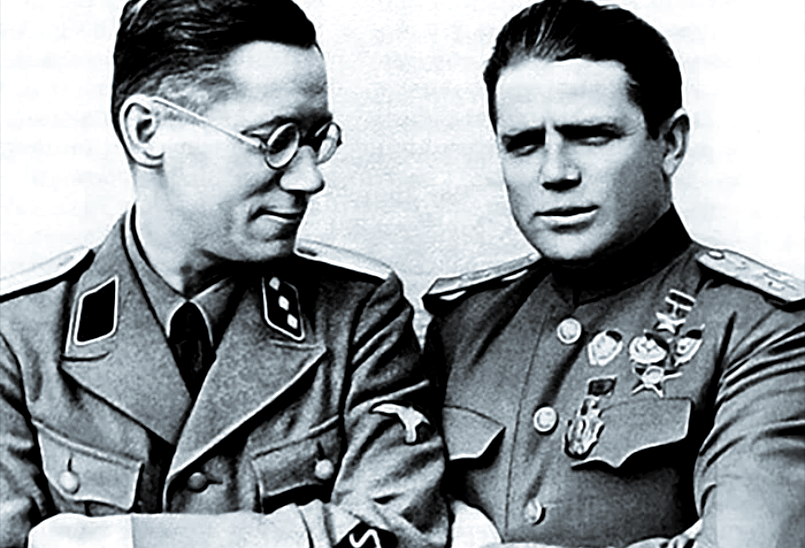 На фото справа изображен вражеский лазутчик с орденами героя.