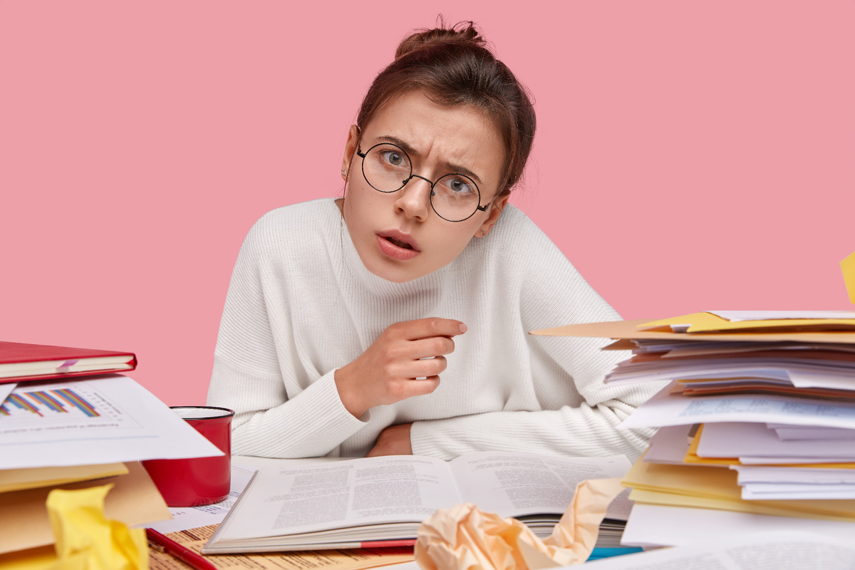 источник фото: <a href="https://ru.freepik.com/free-photo/young-brunette-student-sitting-desk-with-books_13555917.htm#fromView=search&page=4&position=38&uuid=05e5b57f-225a-462b-a41d-ac5acdcbb99a&query=%D0%BE%D0%B1%D1%80%D0%B0%D0%B7%D0%BE%D0%B2%D0%B0%D0%BD%D0%B8%D0%B5+%D1%8D%D0%BA%D0%B7%D0%B0%D0%BC%D0%B5%D0%BD">Изображение от wayhomestudio на Freepik</a>