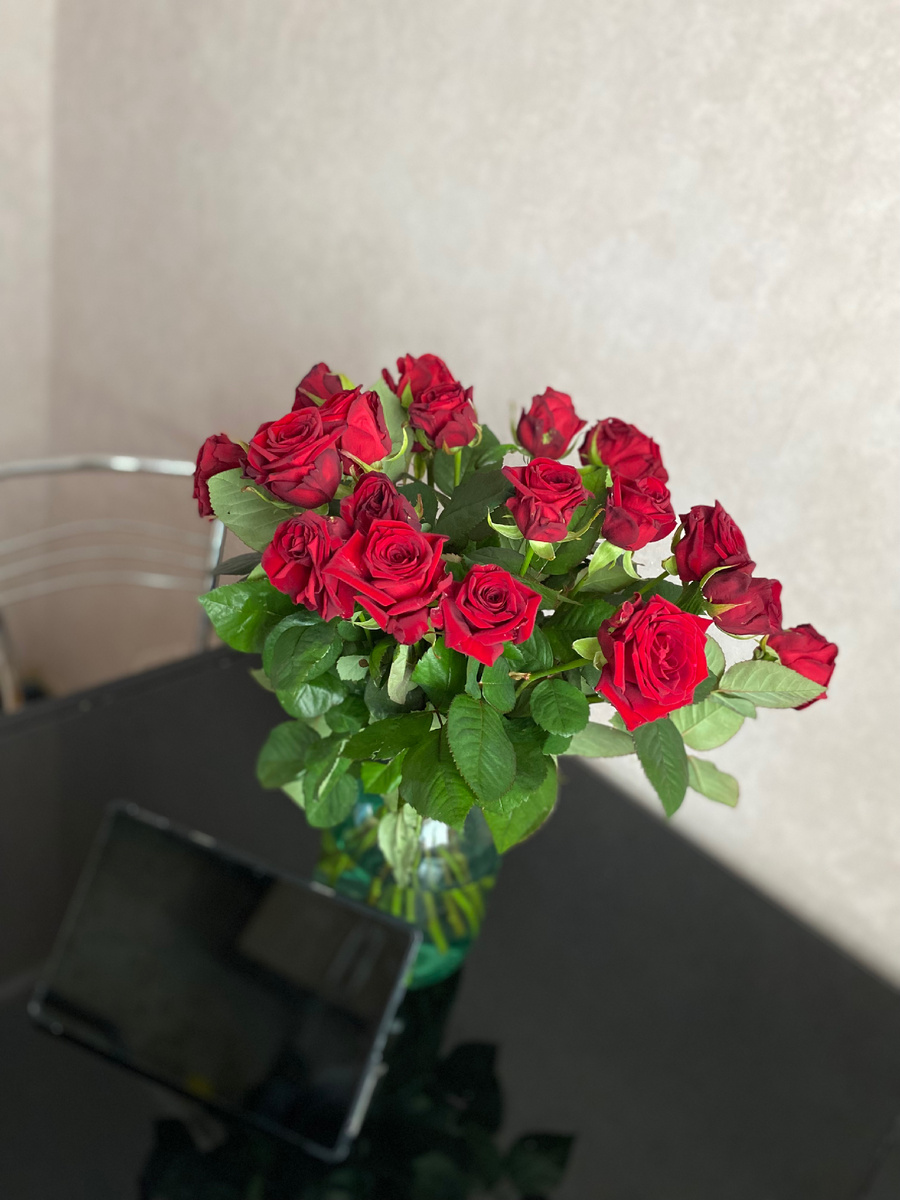 Фото автора. 8-го без цветов ни я ни дети не остались! В этой композиции 3 букета. 