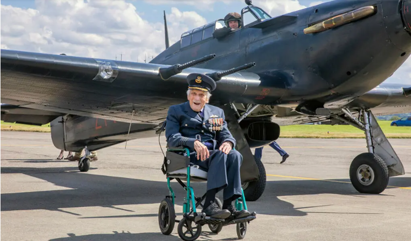 Кто, по вашему, этот жизнерадостный 105-летний капитан Королевских ВВС Британии, запечатленный перед истребителем Hawker Hurricane IId? 