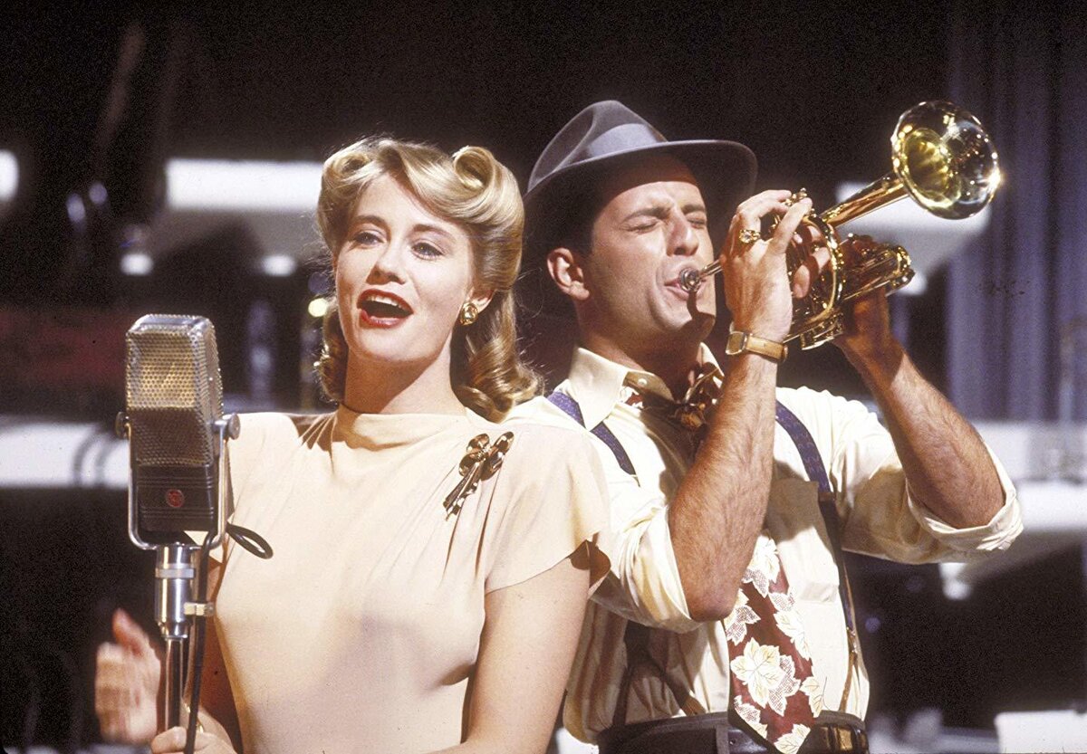    После окончания Монклерского государственного колледжа Уиллис работал в нью-йоркских барах — играл там на губной гармошке и ходил на пробы. Его первой серьёзной актёрской работой стала роль в сериале «Детективное агентство «Лунный свет». За неё артист получил премии «Эмми» и «Золотой глобус» / Кадр из сериала «Детективное агентство «Лунный свет» (1985—1989)