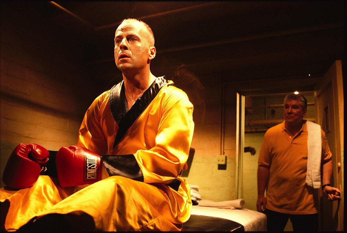    В фильме Квентина Тарантино «Криминальное чтиво» Брюс Уиллис надеялся получить роль Винсента Веги, которую в итоге исполнил Джон Траволта. Уиллис же согласился сыграть боксёра Бутча. Участие в съёмках фильма помогло актёру восстановить популярность после неудачных работ / Кадр из фильма «Криминальное чтиво» (1994)