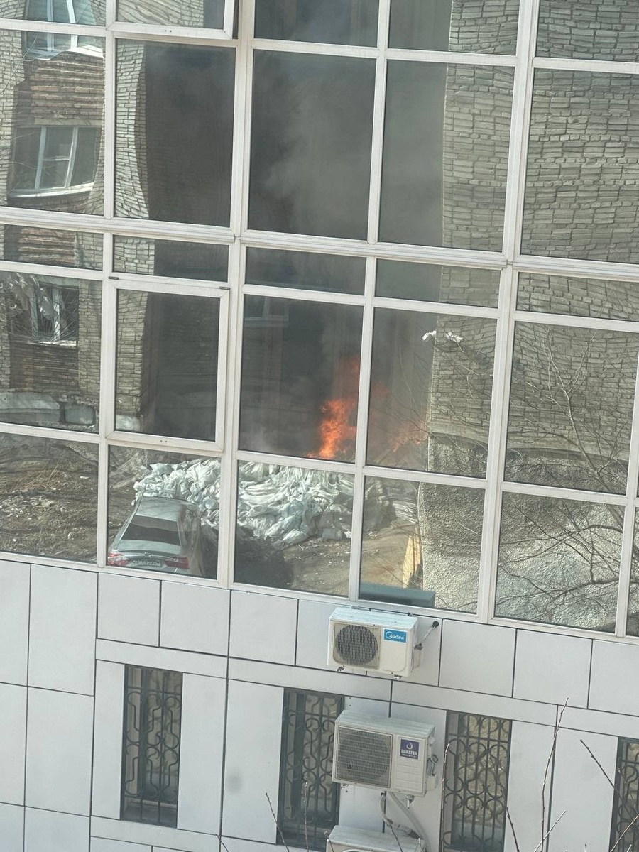    Дым дошел до седьмого этажа. Предоставлено «КП – Владивосток»