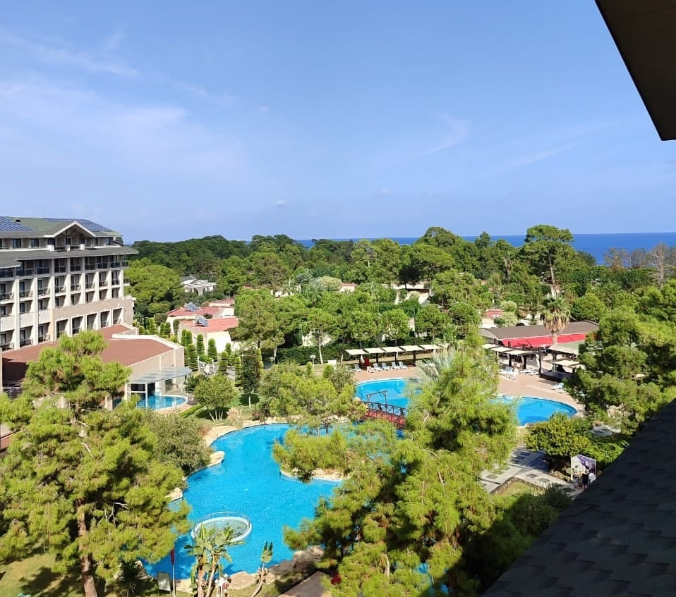 Вид из окна номера, в котором мы в итоге остались. Фото из личного фотоархива автора