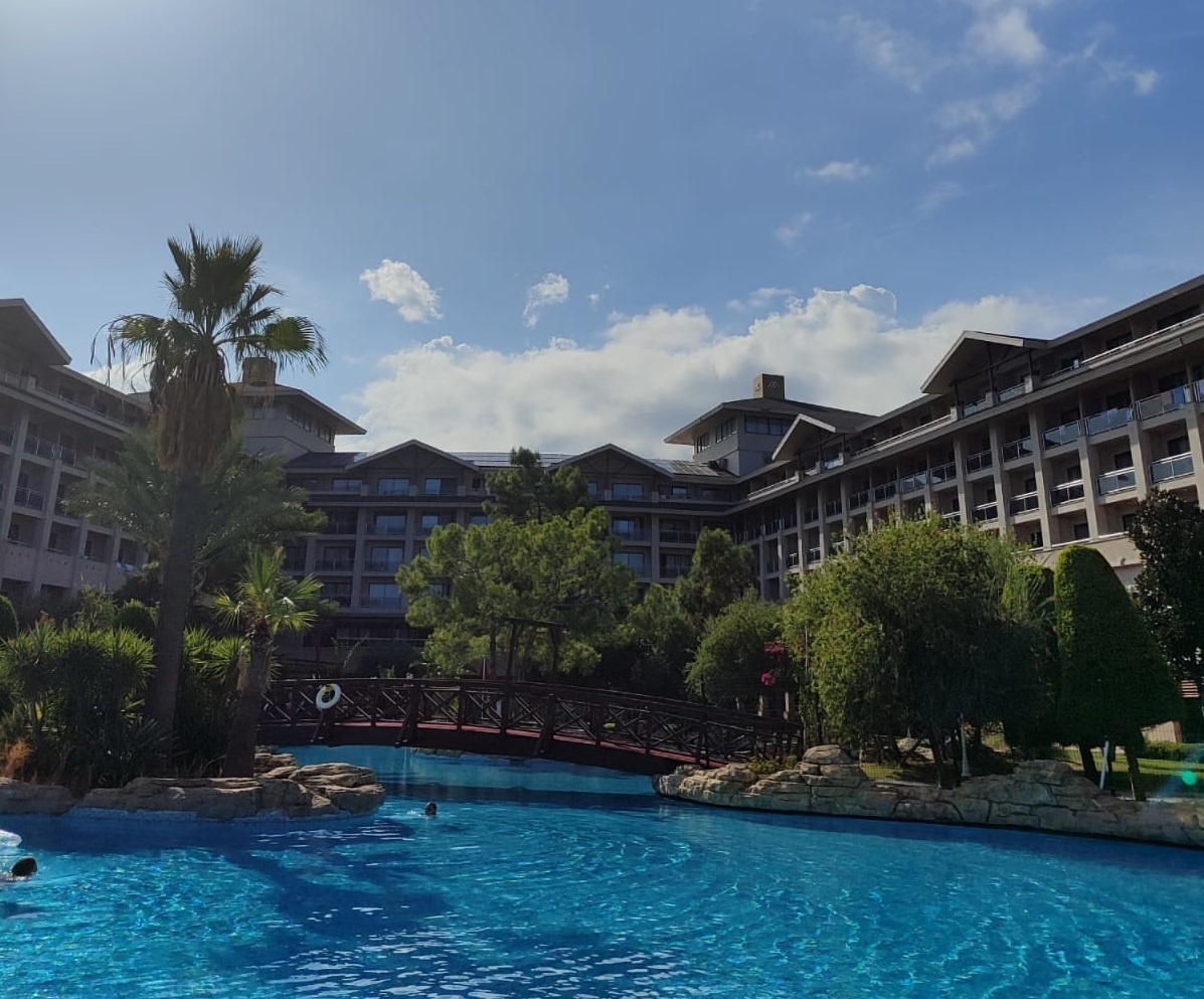 Прогуливаясь в ожидании заселения, мы еще не знали, что наш ждет. Фото из личного фотоархива автора