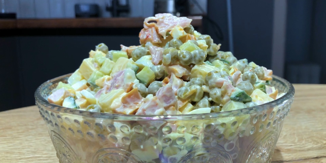 Вкусный салат с копченой курицей! Простой повседневный салат рецепт