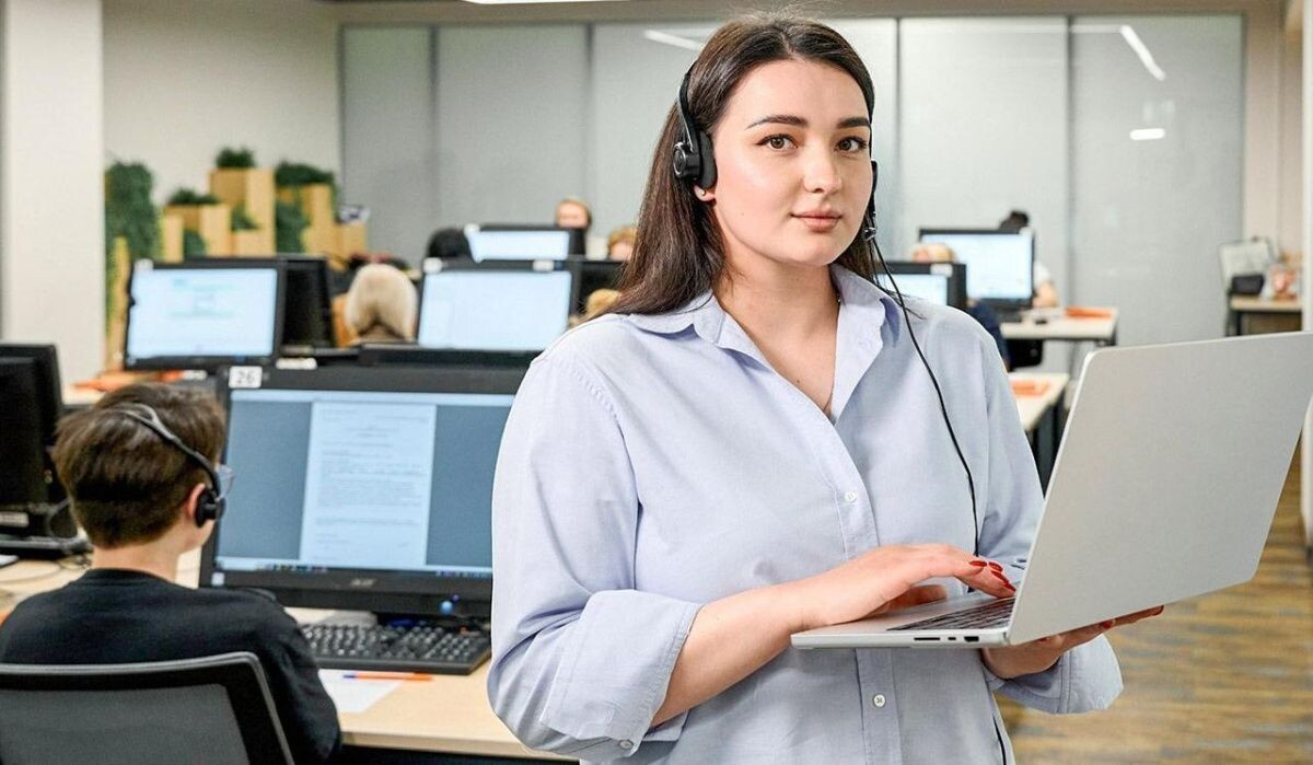     Девушка в наушниках и с ноутбуком. Источник: mos.ru Автор фото: Пресс-служба Мэра и Правительства Москвы