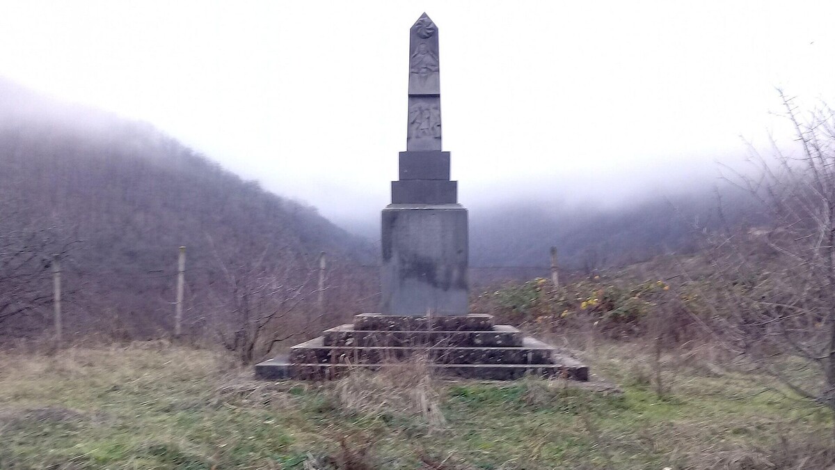 CC BY-SA 4.0 / Soghomon Matevosyan / ԵԱԶ հուշարձան ներքին Հանդում (cropped, resized)