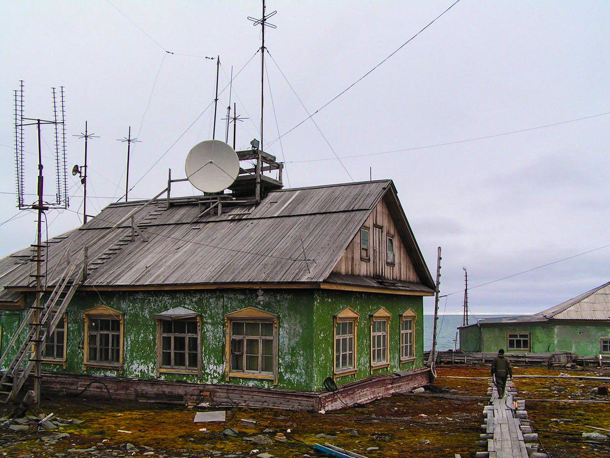Самая северная метеостанция (Фото: Сергей Вихарев https://yandex.ru/maps/geo/stantsiya_mys_chelyuskin/1499070170/gallery/)