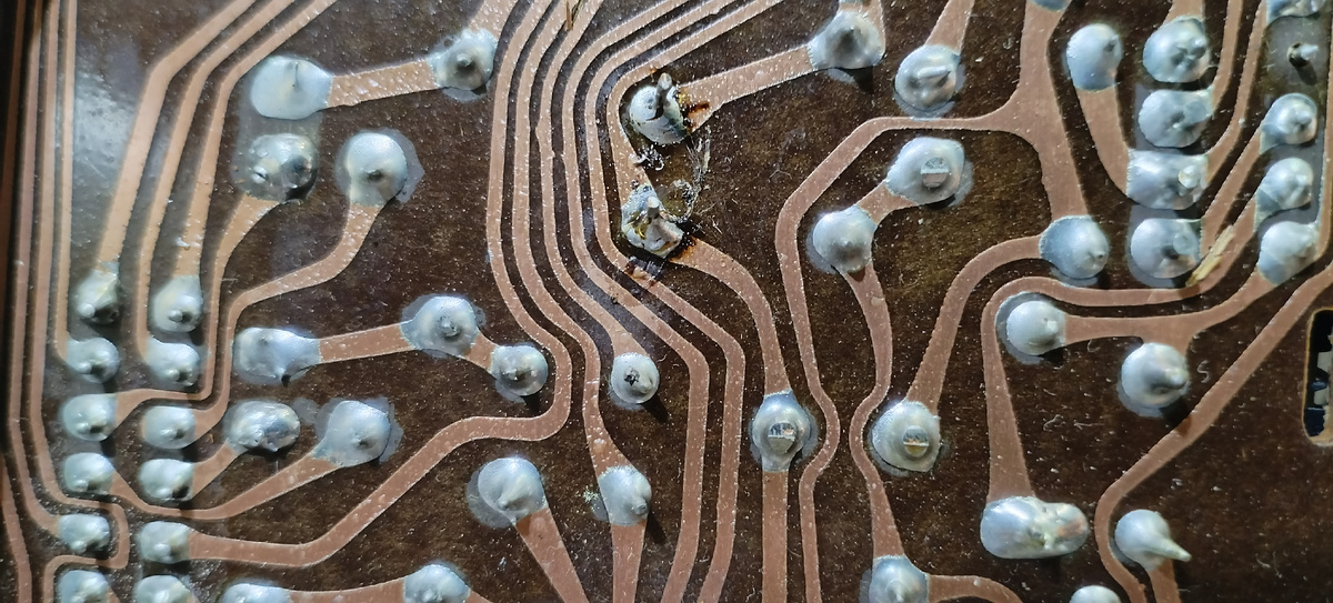 Никто не паял. 30 лет в одних руках. Точно не лазил никто.