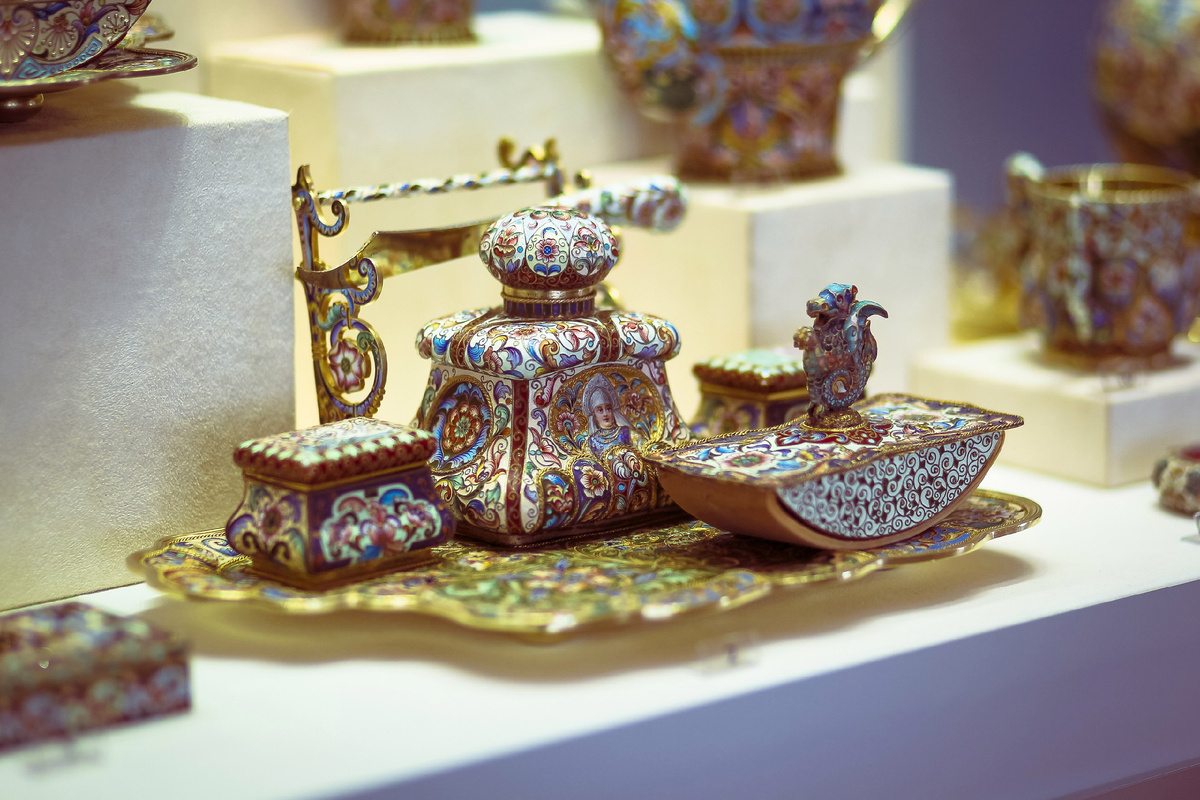 Письменный прибор (поднос, чернильница, пресс- папье, марочница, коробочка для перьев, нож, ручка, держатель для карандаша). Москва, 1899−1908. Мастер Ф. Рюкерт. Собрание Музея Фаберже