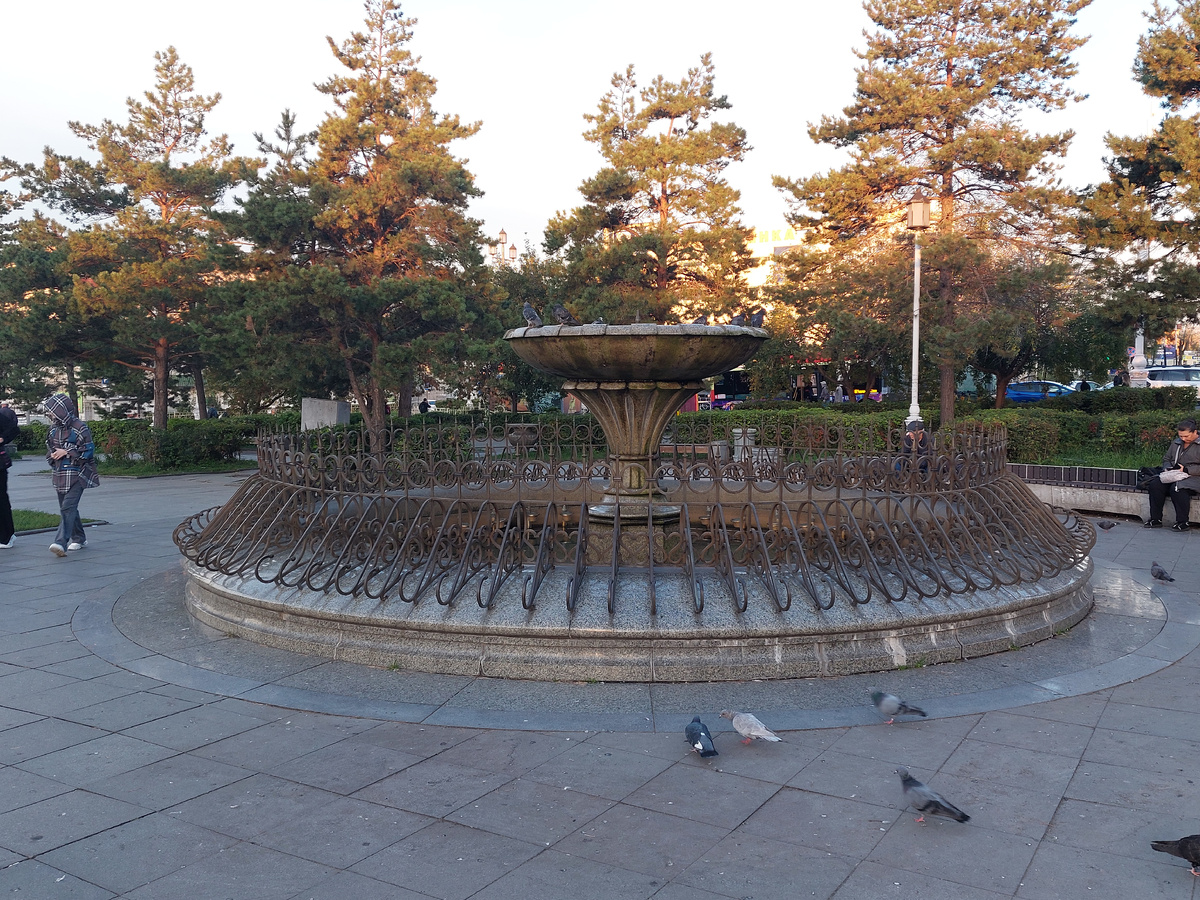 Красивая чаша фонтана с элементами из кованного металла