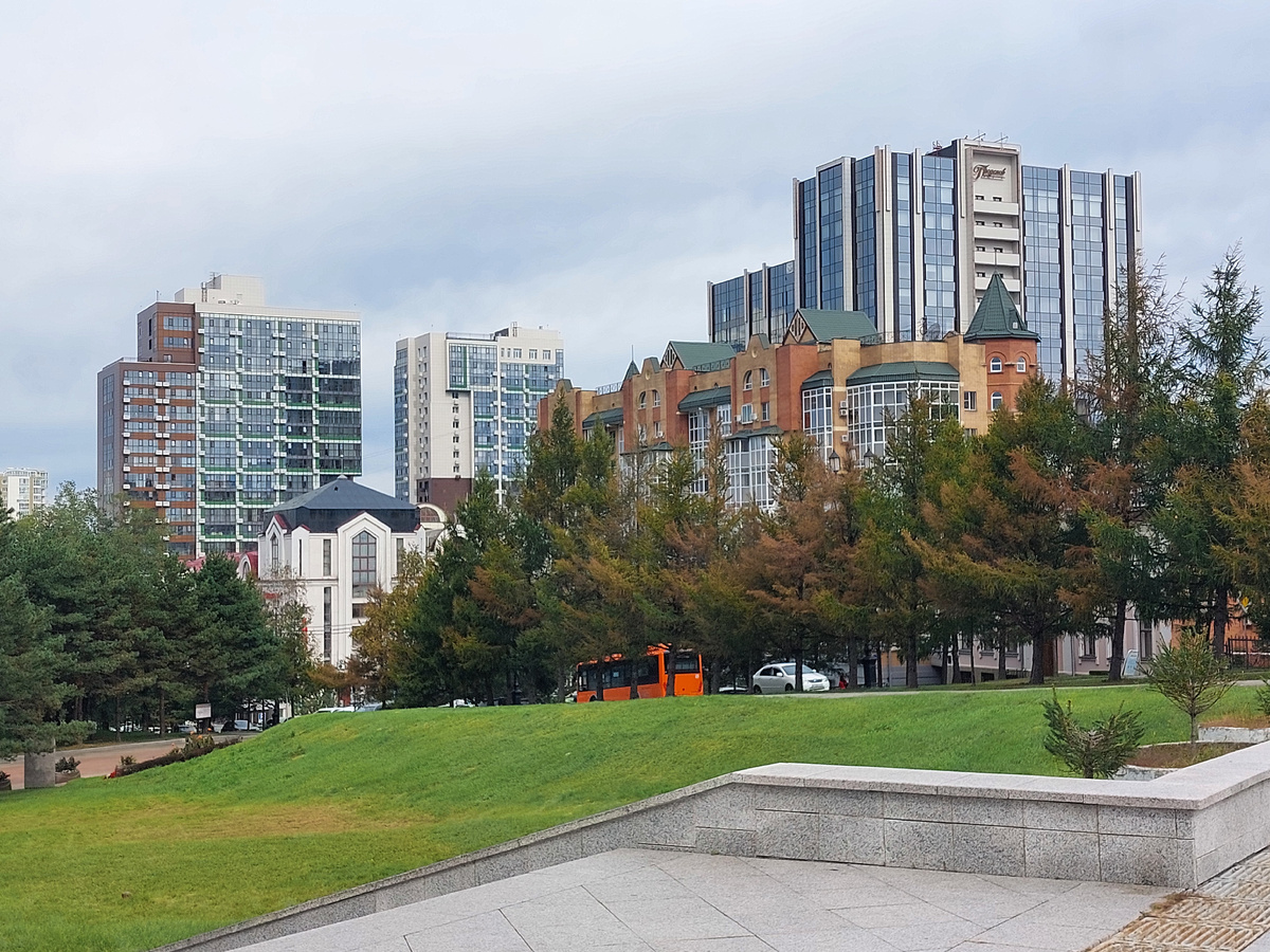 Городская зарисовка из Хабаровска в качестве заглавной иллюстрации)