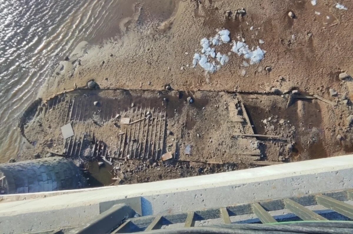    В Рыбинске из-за обмеления Волги нашли затонувшую баржу