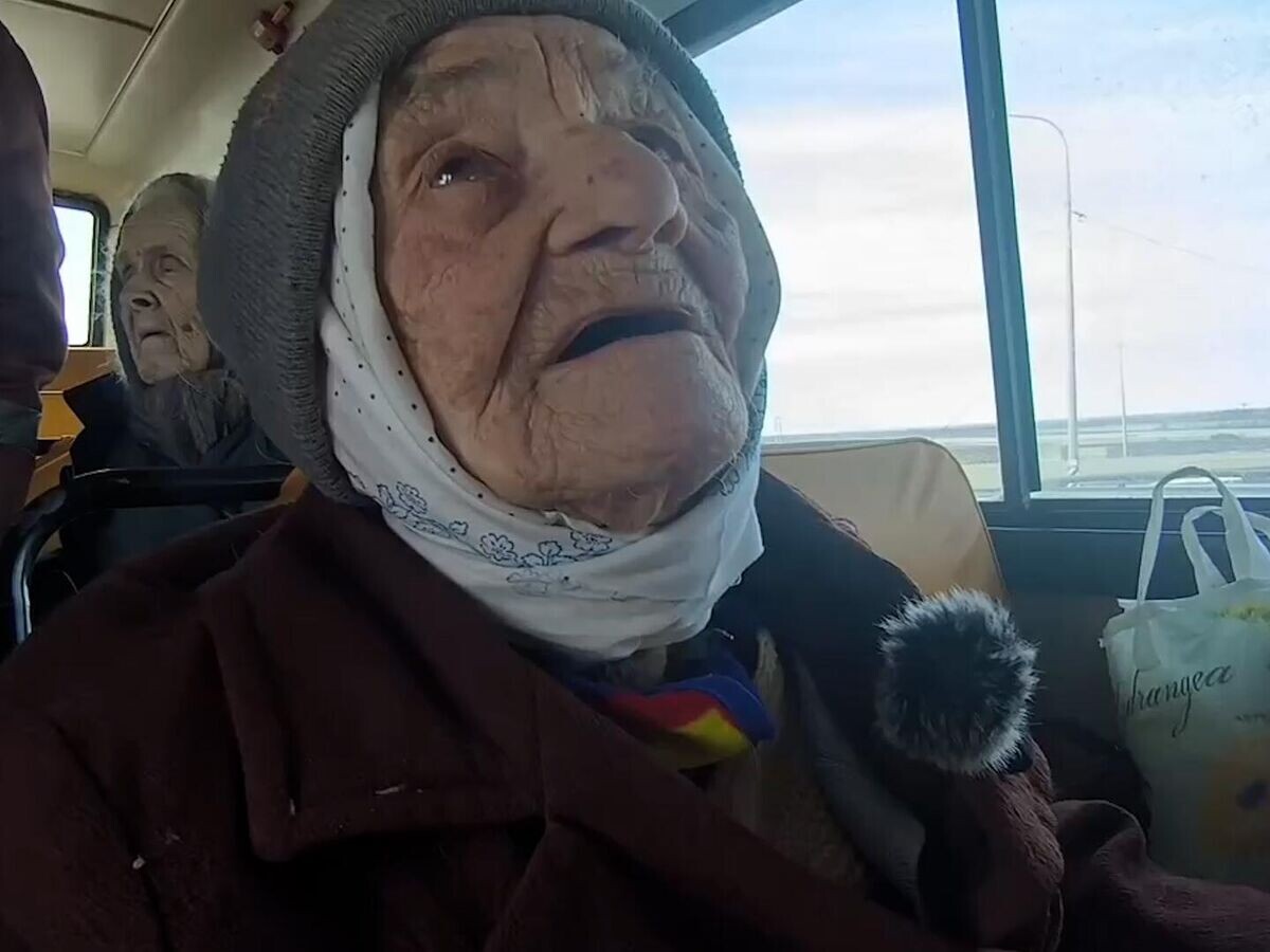    Эвакуация 101-летней жительницы Суджанского района, пережившей оккупацию ВСУ в Курской области© РИА Новости