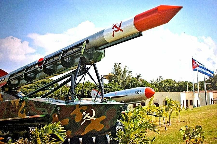 Ядерный арсенал СССР был гораздо скромнее американского (стратегический — несравненно). Его значительную часть составляли ракеты Р-7, межконтинентальные, но весьма несовершенные, с длительным временем подготовки и низкой надёжностью.