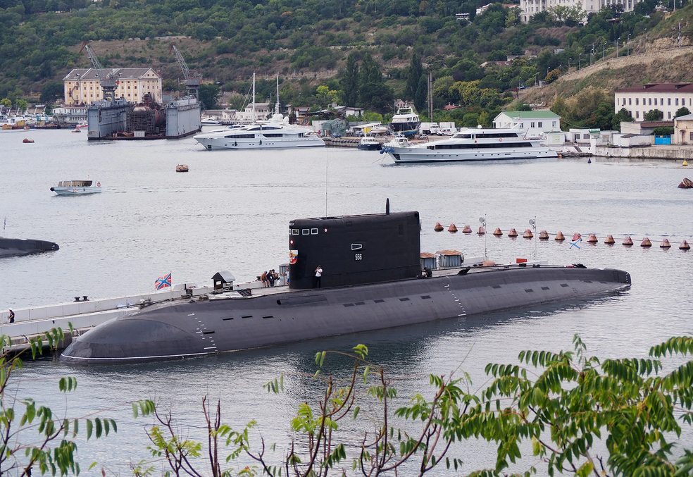 ДПЛ "Ростов-на-Дону" на базе в Севастополе. В декабре 2015-го она произвела небольшую революцию в практике применения лодок такого типа. Фото МО РФ