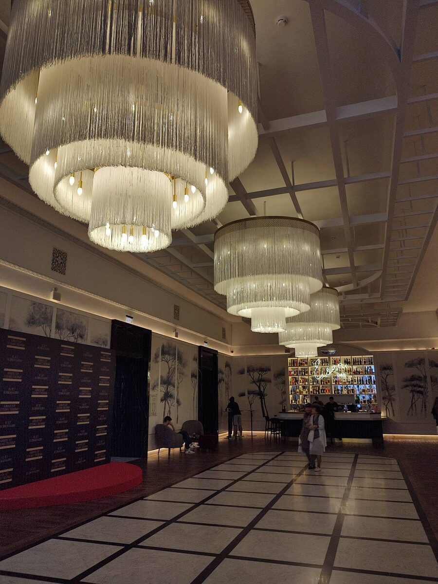 В холле кинотеатра "Художественный". Фото автора.