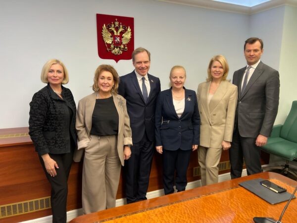 Ирина Валерианова (предприниматель, Петербург), Ирина Иванова (ЗакС Петербурга), Андрей Кутепов (СФ), Наталия Астахова (ЗакС Петербурга), Екатерина Приезжева (Минпромторг) и Михаил Дубин (ЦРПТ)