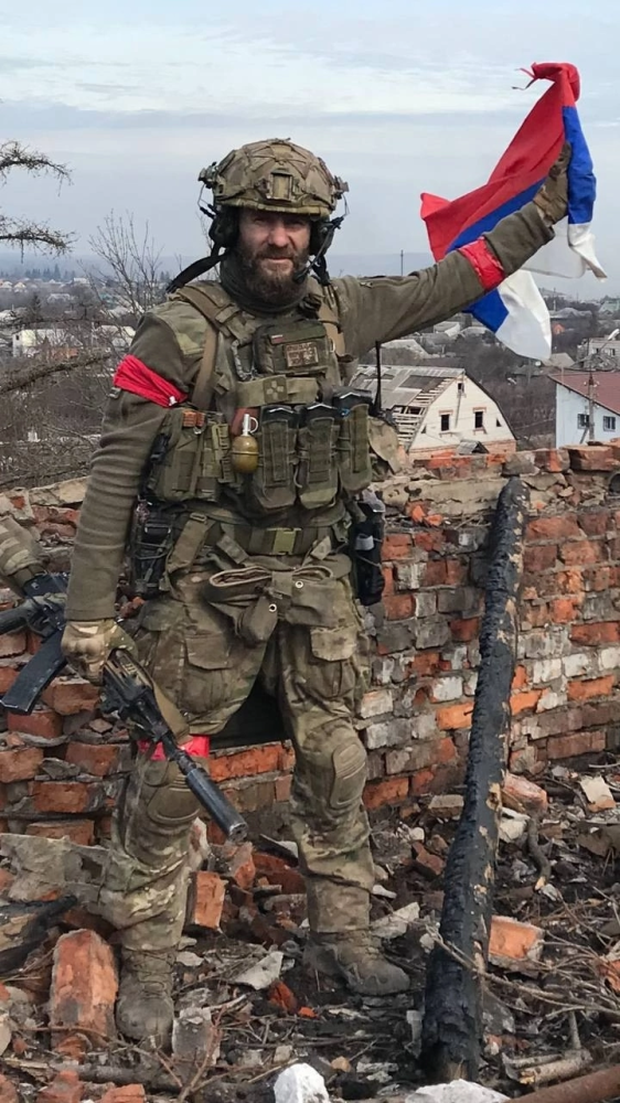    Байкер из Сургута с позывным «Шаман» поднял флаг России над Суджанской районной больницей