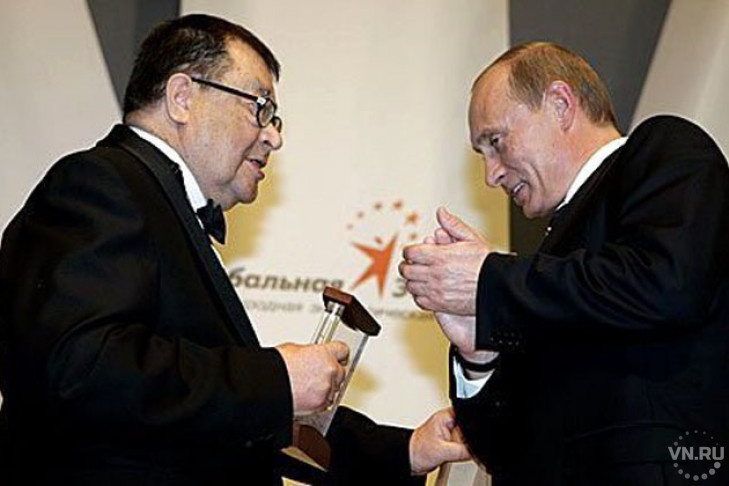 Президент РФ В.Путин вручает Академику РАН В. Накорякову  международную премию "Глобальная энергия"