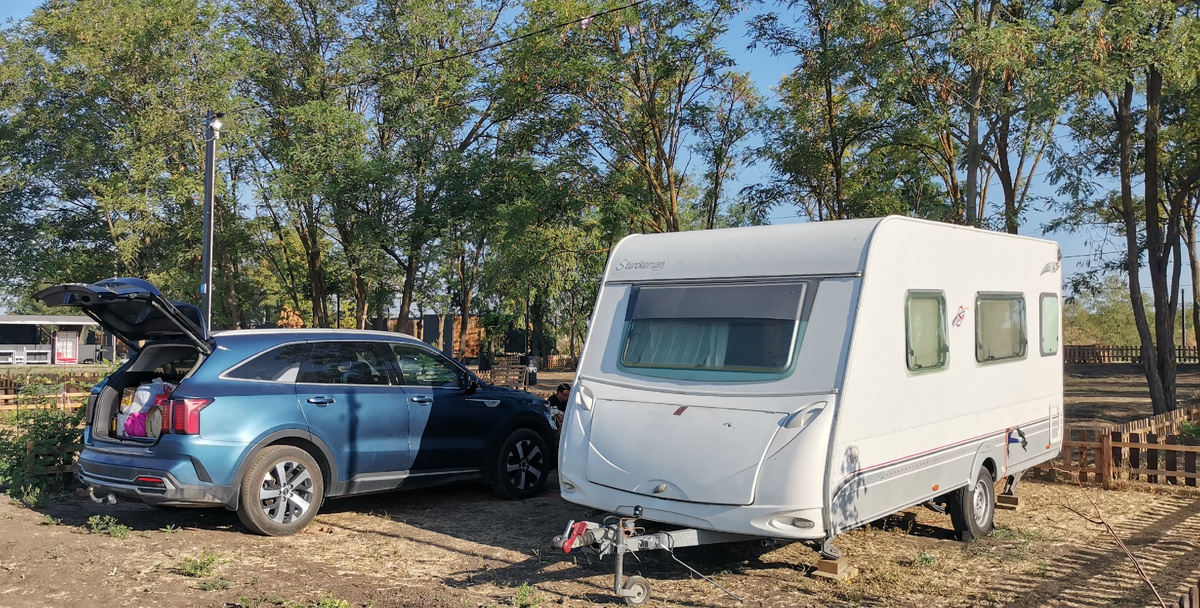 Стоим на питче в Кемпинге "Голубое озеро" 