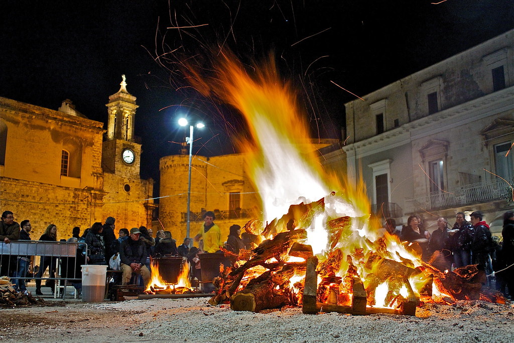 Горящий костер в День Сан Джузеппе, провинция Бари, Апулия. Flickr.com