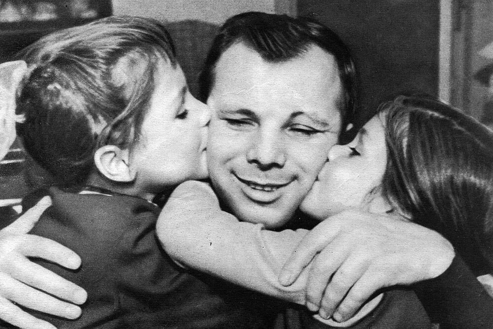 Юрий Гагарин: сколько минут длился первый полет в космос, год исторического старта и тайны легенды.