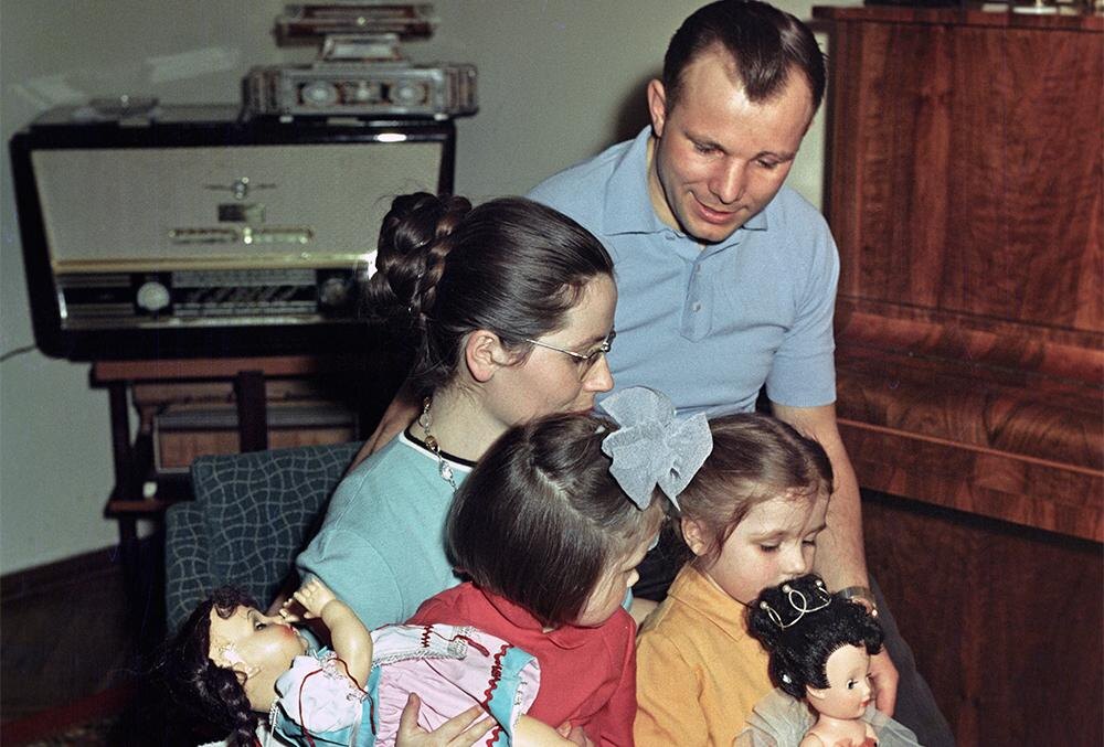 Юрий Гагарин. Снимки Гагарина с семьей.