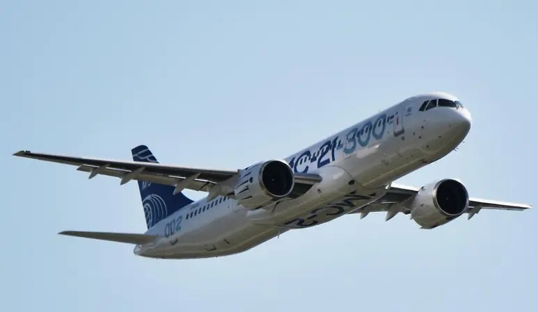 МС-21 — один из двух главных российских авиационных проектов. На этом снимке он с американскими двигателями, но теперь его нужно сертифицировать с российскими. Автор фото,AFP.