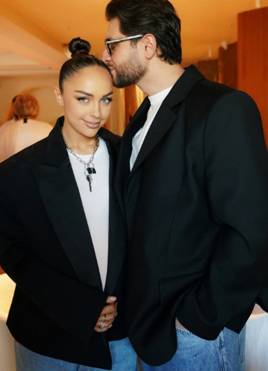 Мари Краймбрери в мужском пиджаке с Давой. Фото: соцсети